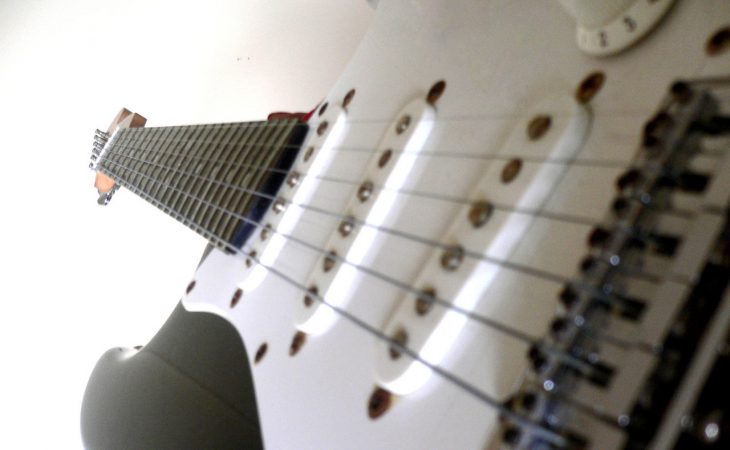 Hur gör man för att börja spela ett musikinstrument och vilka fördelar finns det? Image