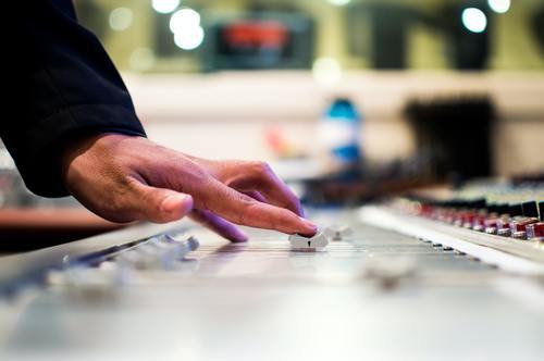 Mixa musik – lyssna i olika typer av enheter Image