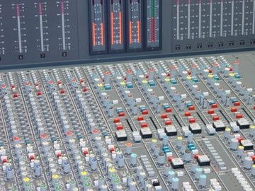 Närbild av ett ljudmixerbord med reglar och nivåmätare